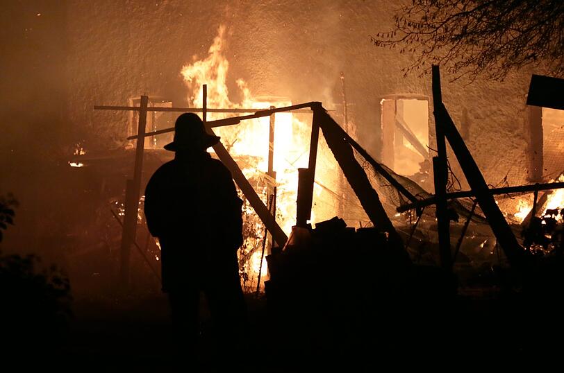Am Freitagmorgen hat es einen Großbrand auf dem Gelände eines Bauernhofes gegeben. Das Feuer war ersten Erkenntnissen zufolge in einer Lagerhalle ausgebrochen, die Ursache war zunächst unklar.
