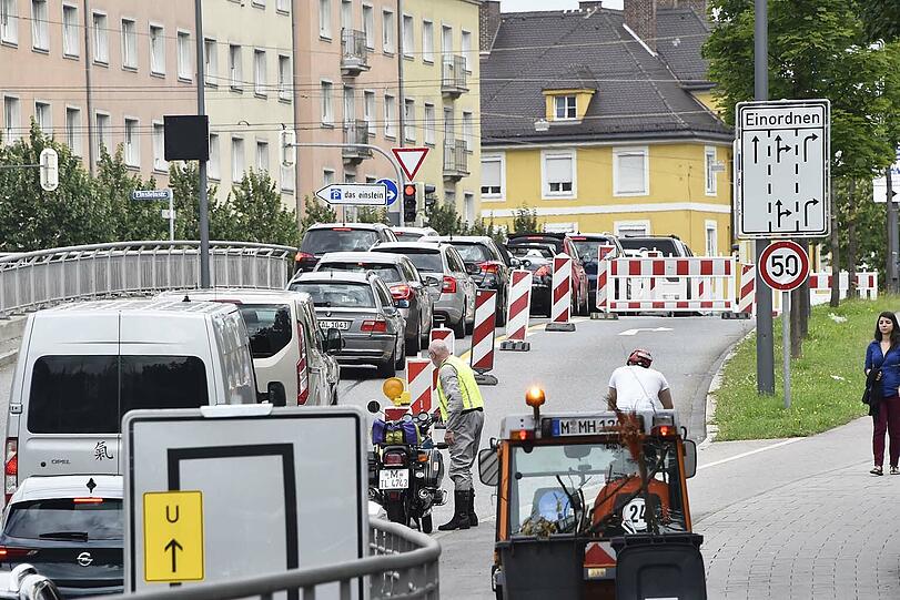 Seit Freitag ist die Einsteinstraße zwischen Mittlerem Ring und Vogelweideplatz gesperrt: Sofort brach das Verkehrschaos aus.