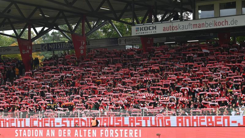 Das Berliner Derby zwischen Union und Hertha BSC kann vor 22.012 Zuschauern stattfinden.