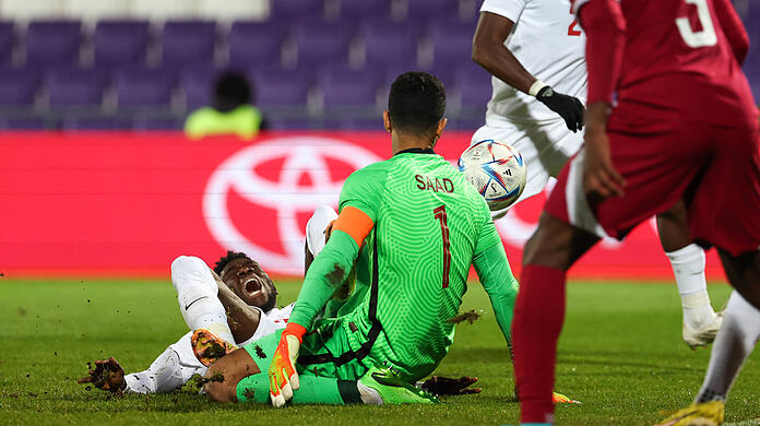 Alphonso Davies (l.) musste gegen Katar ganz schön einstecken.