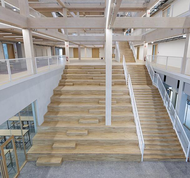 Der Eingangsbereich des Talent Campus. Auf der breiten Treppe können Mitarbeiter sich hinsetzen. Der Eingangsbereich des Talent Campus. Auf der breiten Treppe können Mitarbeiter sich hinsetzen.