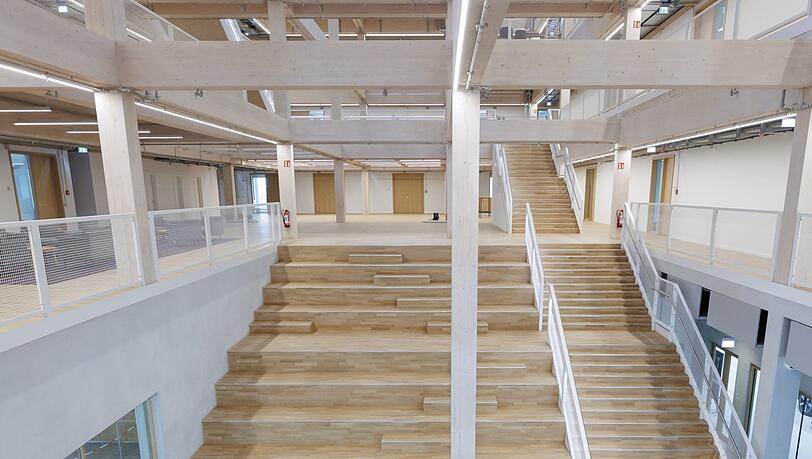Der Eingangsbereich des Talent Campus. Auf der breiten Treppe können Mitarbeiter sich hinsetzen. Der Eingangsbereich des Talent Campus. Auf der breiten Treppe können Mitarbeiter sich hinsetzen.