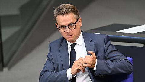 Gesundheitsminister Carsten Linnemann sieht in der Reform einen ersten Schritt zur Stabilisierung der Finanzen der Pflegeversicherung. (Archivbild)