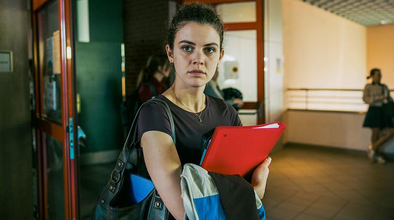 Vivian (Anja Pichler) hat mit ihrer Cousine Amelie auch ihre beste Freundin verloren.