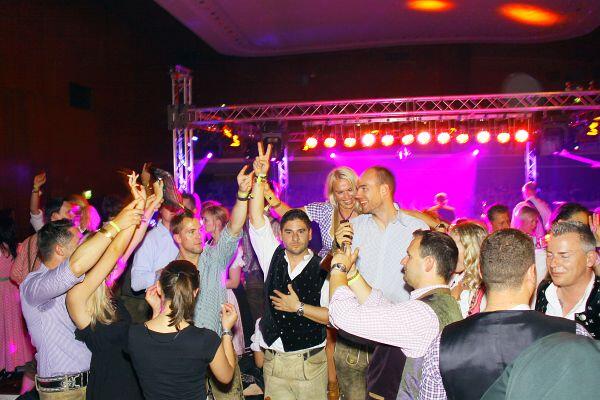 So zünftig feierten die Promis im Hippodrom von Wiesn-Wirt Sepp Krätz auf dem Frühlingsfest und in der Alten Kongresshalle beim "Tracht & Pracht Clubbing".