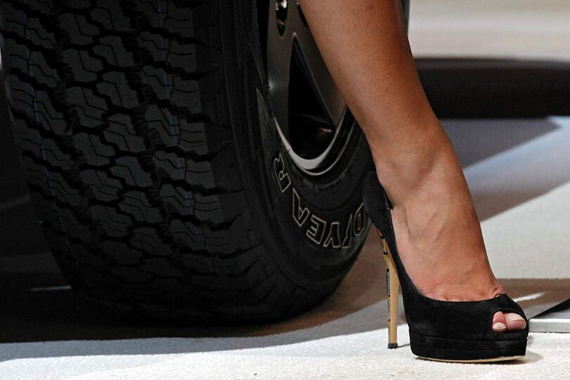 Auch hier passt der Pump zum Pneu: Schwarze Highheels zum schwarzen Gummi.