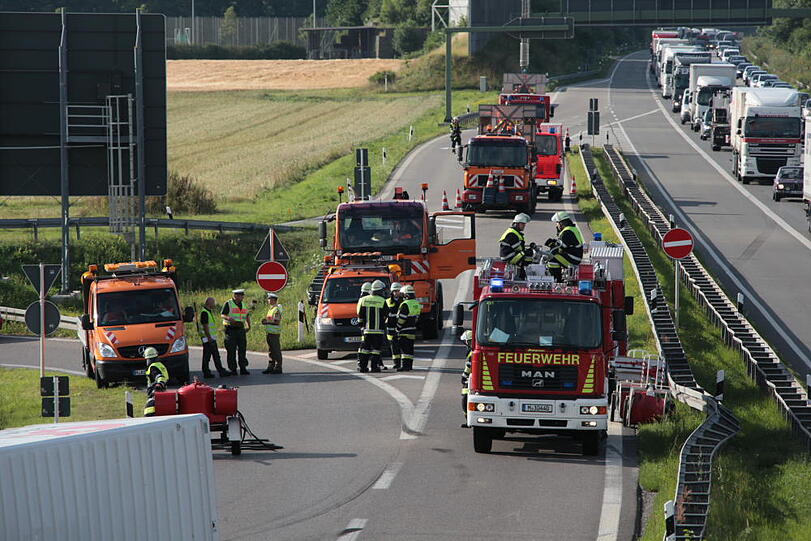 Vermutlich weil er zu schnell auf die Autobahn fährt, kommt ein Laster in der Kurve von der Fahrbahn ab und fährt in die Leitplanke. Sein Hänger kippt um.