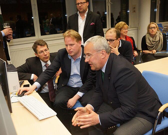Als die ersten Prognosen kommen schaut Minister Spaenle ganz genau hin.