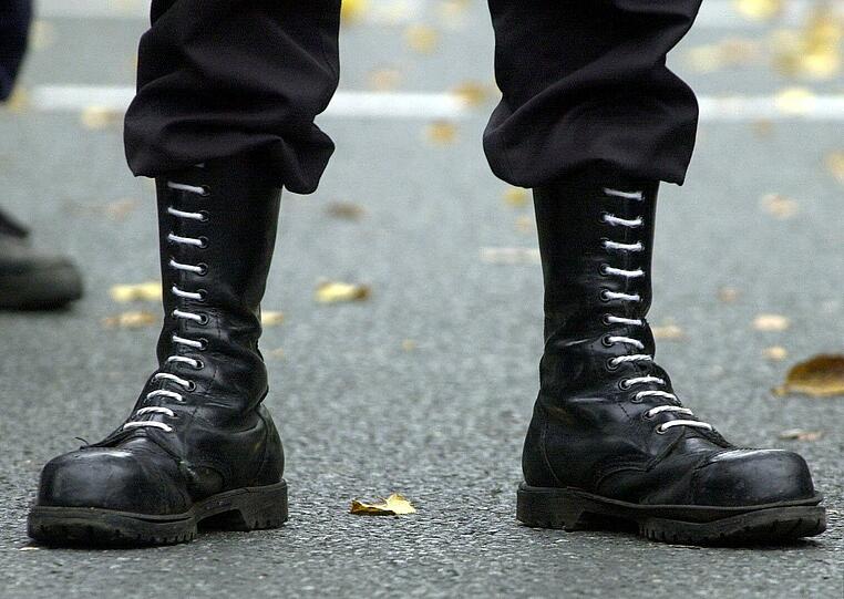 Neonazis verübten einen Brandanschlag auf ein Flüchtlingsheim. (Symbolbild)