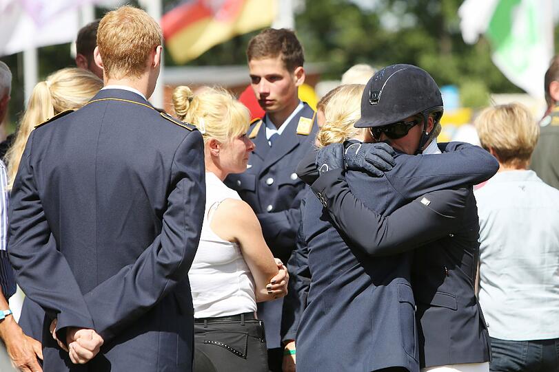 Am Sonntag nahmen Reiterkollegen Abschied vom tödlich verunglückten Vielseitigkeitsreiter Benjamin Winter. Zuvor hatten die Reiter auf einer Versammlung beschlossen, den Wettkampf ungeachtet der tödlichen Tragödie fortzusetzen.