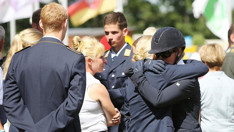 Am Sonntag nahmen Reiterkollegen Abschied vom tödlich verunglückten Vielseitigkeitsreiter Benjamin Winter. Zuvor hatten die Reiter auf einer Versammlung beschlossen, den Wettkampf ungeachtet der tödlichen Tragödie fortzusetzen. Am Sonntag nahmen Reiterkollegen Abschied vom tödlich verunglückten Vielseitigkeitsreiter Benjamin Winter. Zuvor hatten die Reiter auf einer Versammlung beschlossen, den Wettkampf ungeachtet der tödlichen Tragödie fortzusetzen.