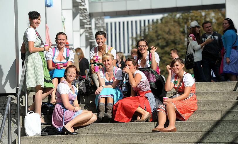 Diese hübsche Mädels-Truppe ist bereit für den Wiesn-Tag!