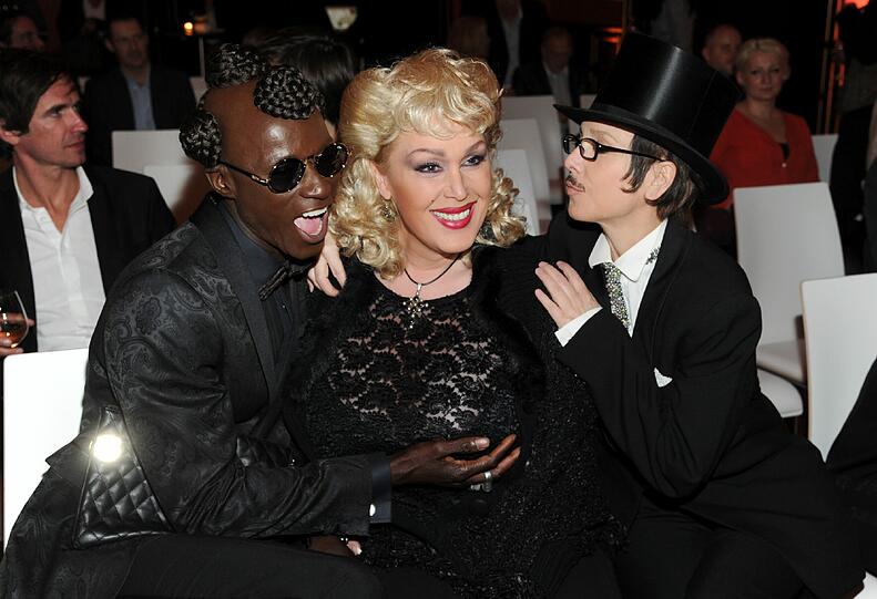 Auf Tuchfühlung: Das Model Papis Loveday (l-r), die Schauspielerin und Entertainerin Gloria Gray und die Schauspielerin Cornelia Corba