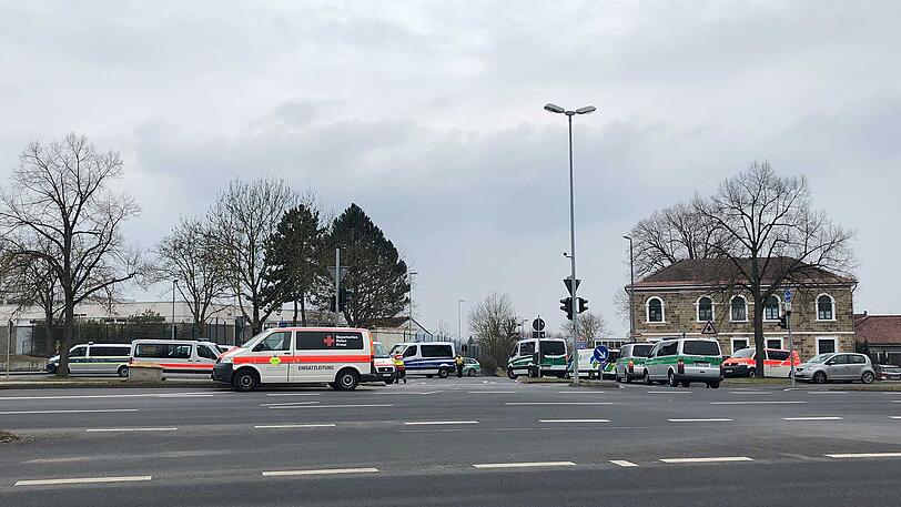 Polizei und Rettungskräfte sind mit einem Großaufgebot vor Ort.