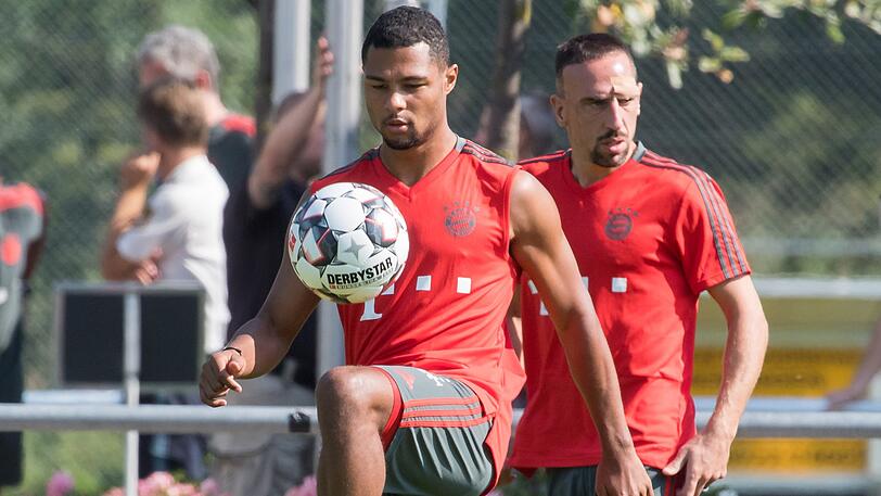 Zwei Generationen auf der offensiven Außenbahn: Franck Ribéry (35, rechts) und Serge Gnabry (23) im Trainingslager des FC Bayern am Tegernsee.