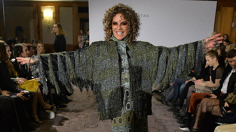 Schauspielerin Christine Neubauer präsentiert auf dem Laufsteg von Designer Marcel Ostertag einen neuen Look