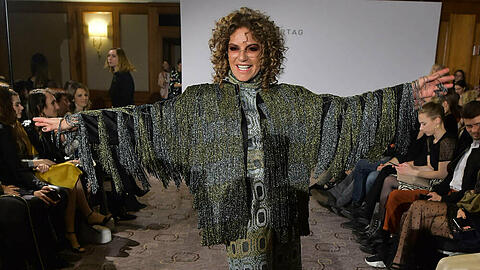 Schauspielerin Christine Neubauer präsentiert auf dem Laufsteg von Designer Marcel Ostertag einen neuen Look
