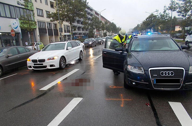 Die Polizei am Unfallort auf der Landsberger Straße.
