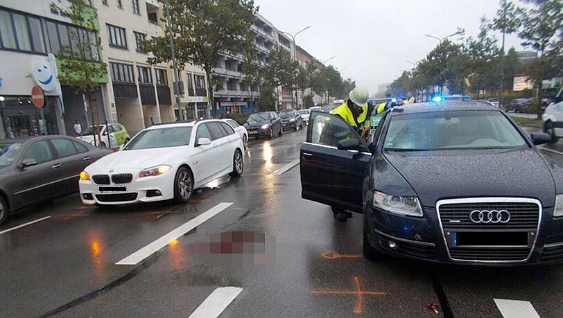 Die Polizei am Unfallort auf der Landsberger Straße. Die Polizei am Unfallort auf der Landsberger Straße.