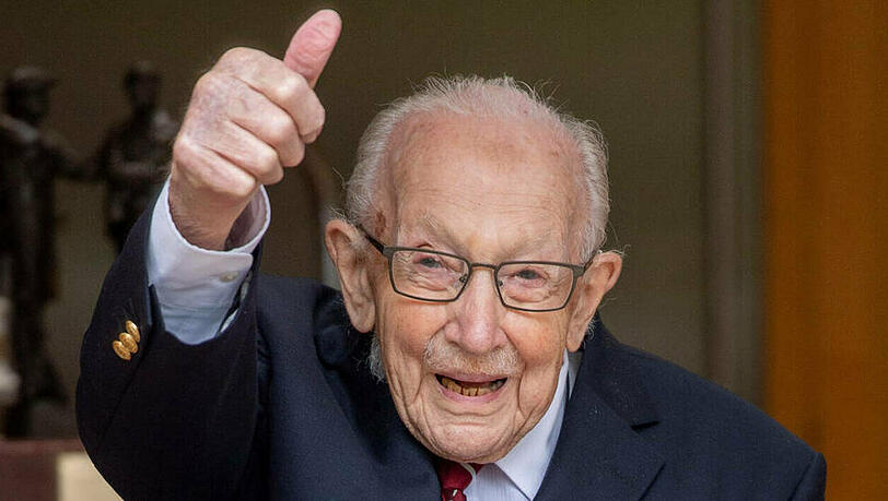 Kriegsveteran Tom Moore wird zum Ritter geschlagen. Kriegsveteran Tom Moore wird zum Ritter geschlagen.