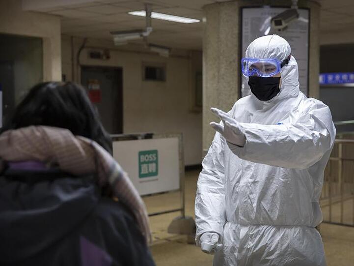 In einer U-Bahn-Station in Peking müssen Fahrgäste an Kontrollschleusen ihre Körpertemperatur messen lassen.