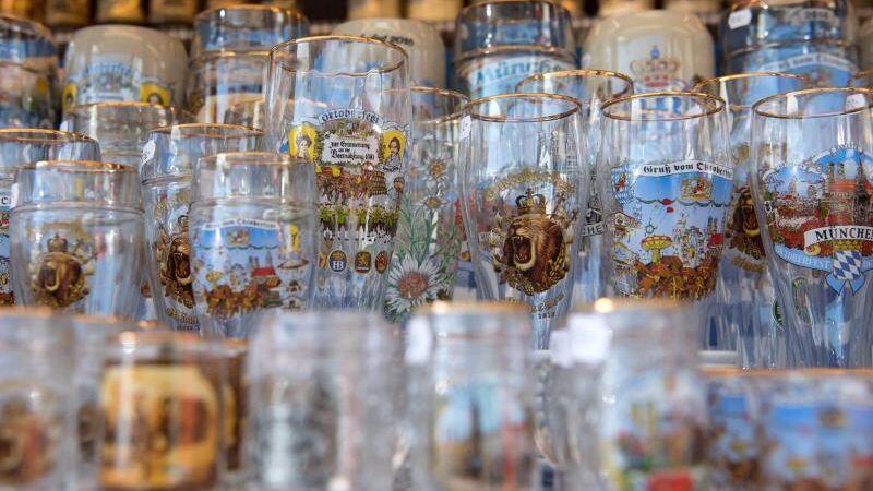 Gläser und Bierkrüge sind an einem Souvenirstand auf dem Oktoberfestgelände zu sehen. Foto: Sven Hoppe/Archivbild