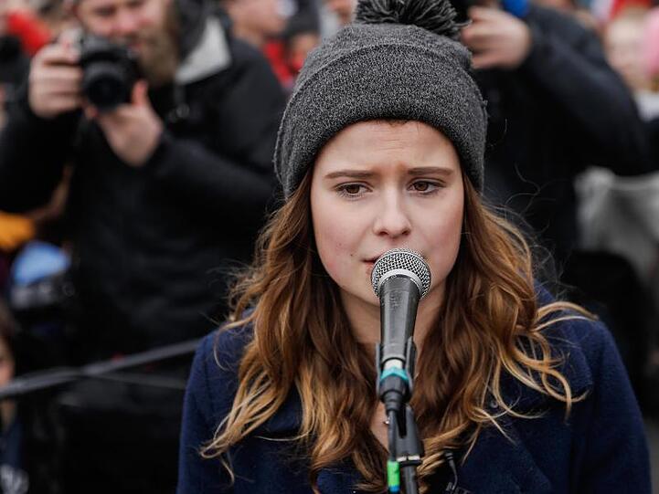 Die deutsche Klimaschutz-Aktivistin Luisa-Marie Neubauer spricht bei der "Fridays for Future"-Demonstration in Berlin.