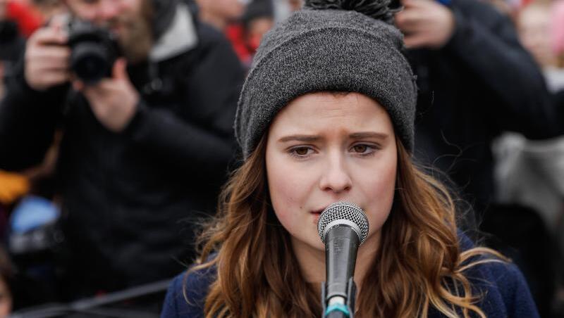 Die deutsche Klimaschutz-Aktivistin Luisa-Marie Neubauer spricht bei der "Fridays for Future"-Demonstration in Berlin. Die deutsche Klimaschutz-Aktivistin Luisa-Marie Neubauer spricht bei der "Fridays for Future"-Demonstration in Berlin.