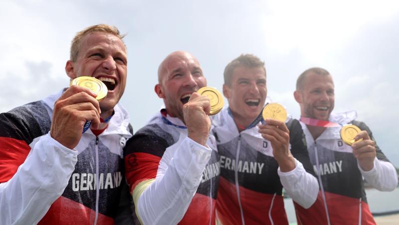 Max Rendschmidt, Ronald Rauhe, Tom Liebscher und Max Lemke feiern mit ihren Goldmedaillen.