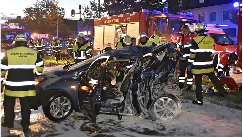 Der Kleinwagen nach dem Unfall.