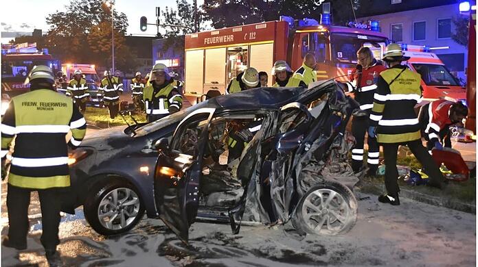 Der Kleinwagen nach dem Unfall.
