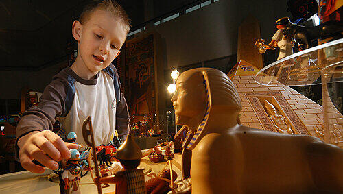Taucht ein ins antike Ägypten: Der fünfjährige Robin darf vor allen anderen schon mal mit Pharao und Sphinx spielen. Taucht ein ins antike Ägypten: Der fünfjährige Robin darf vor allen anderen schon mal mit Pharao und Sphinx spielen.