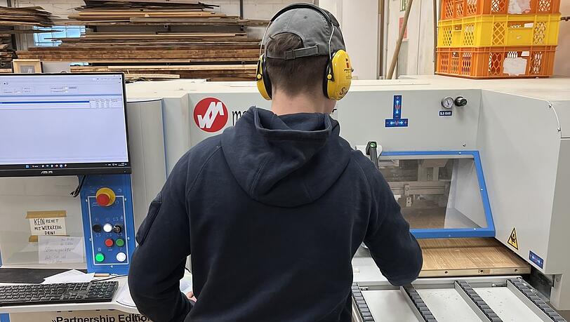 Schreinerarbeit bedeutet nicht nur, mit Werkzeugen umgehen zu können, auch technische Geräte müssen bedient werden. Schreinerarbeit bedeutet nicht nur, mit Werkzeugen umgehen zu können, auch technische Geräte müssen bedient werden.