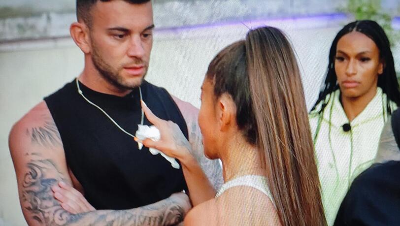In ihrer Enttäuschung geht sie verbal auf die übrigen Reality-Stars los. In ihrer Enttäuschung geht sie verbal auf die übrigen Reality-Stars los.