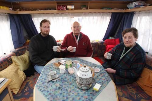Schnee, Regen oder Eis - Jörg, Jochen und Gudrun Major (v.l.) hält nichts vom Camping ab.