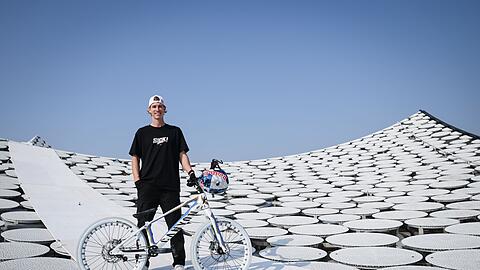 Direkt neben der Rampe geht es 100 Meter in die Tiefe.