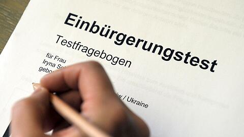 Erfolgreich absolvierte Sprachtests werden nicht nur für die Einbürgerung verlangt, sondern in vielen Fällen auch für den Familiennachzug. (Symbolbild)