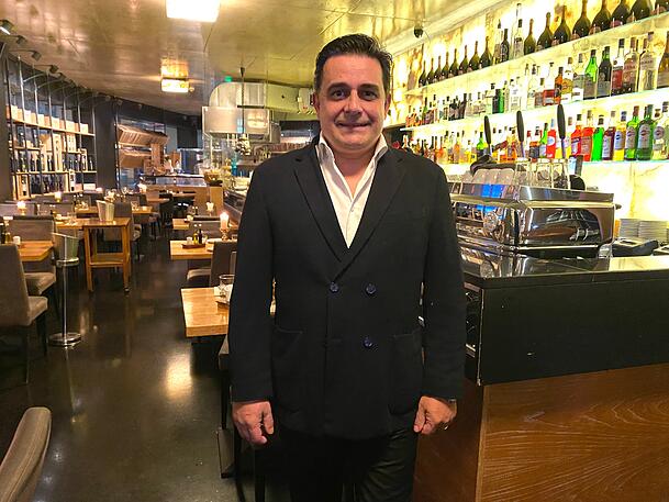 Wirt Mimmo Speranza freut sich, von 6. bis 12. November viele neue Gäste in seinem Lokal in der Karlstraße begrüßen zu dürfen. Wirt Mimmo Speranza freut sich, von 6. bis 12. November viele neue Gäste in seinem Lokal in der Karlstraße begrüßen zu dürfen.