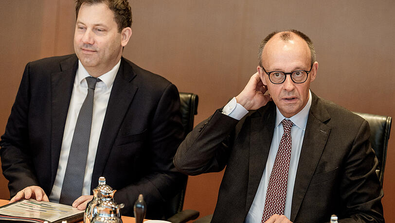 Bundeskanzler Friedrich Merz (r, CDU) wartet neben Lars Klingbeil (SPD), Bundesminister der Finanzen, auf den Beginn der Sitzung des Bundeskabinett im Kanzleramt. Bundeskanzler Friedrich Merz (r, CDU) wartet neben Lars Klingbeil (SPD), Bundesminister der Finanzen, auf den Beginn der Sitzung des Bundeskabinett im Kanzleramt.