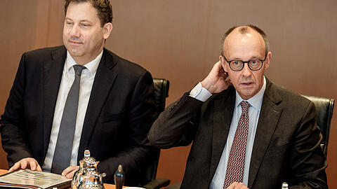 Bundeskanzler Friedrich Merz (r, CDU) wartet neben Lars Klingbeil (SPD), Bundesminister der Finanzen, auf den Beginn der Sitzung des Bundeskabinett im Kanzleramt.