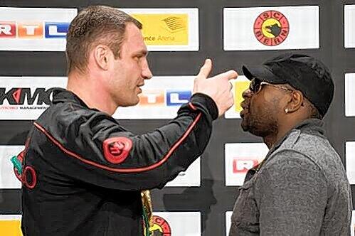 Zwei, die sich nicht mögen: Weltmeister Vitali Klitschko (l.) und Herausforderer Kevin Johnson.