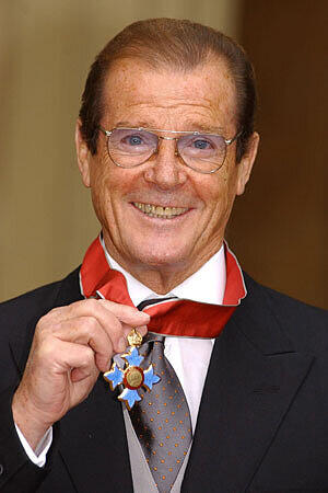 Gestatten, Moore, Roger Moore: 2002 spielt er sich in Folge 506 selbst. Als Stargast gibt er den Startschuss zum Bremer Sechs-Tage-Rennen.