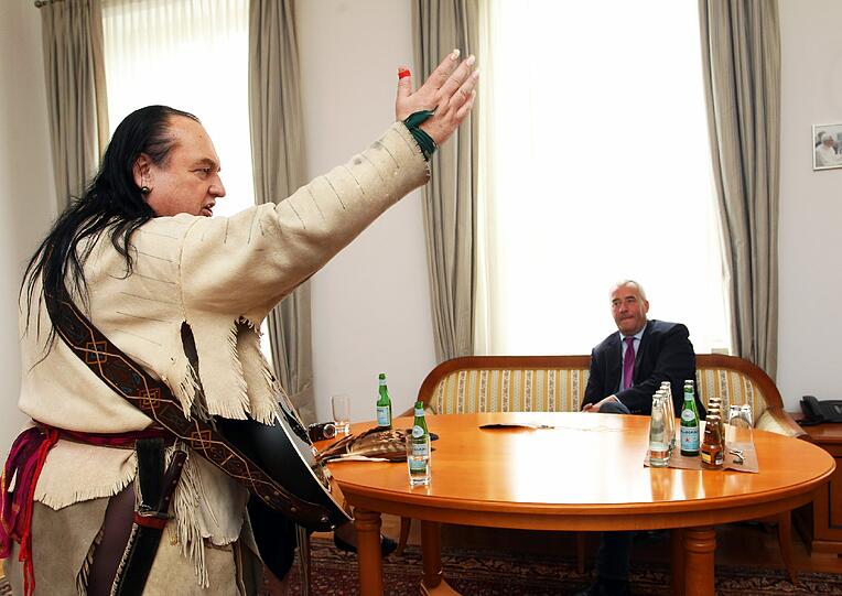 Kult für den Kultusminister: Liedermacher-Legende Willy Michl besucht mit seiner Frau Cora Kultusminister Ludwig Spaenle in seinem Büro - und spielt dem Fan ein Ständchen.