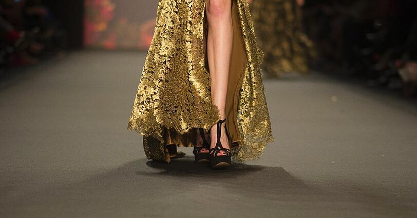 Eigenwillige Trends präsentiert das Label Lena Hoschek auf einer Modenschau im Zelt auf der Strasse des 17. Juni in Berlin zur Fashion Week.