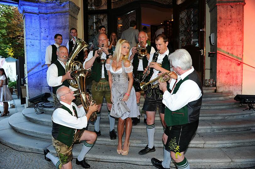 Die Musiker blasen Anna Maria Kaderer den Marsch. Ihr scheint's zu gefallen.