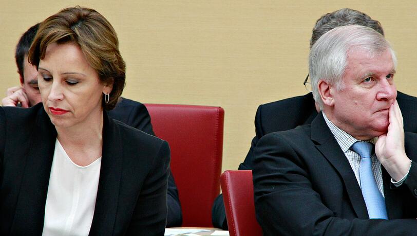 Ministerpräsident Seehofer tadelte die Vorgehensweise seiner Kanzleichefin Haderthauer in der Modellbau-Affäre. Ministerpräsident Seehofer tadelte die Vorgehensweise seiner Kanzleichefin Haderthauer in der Modellbau-Affäre.