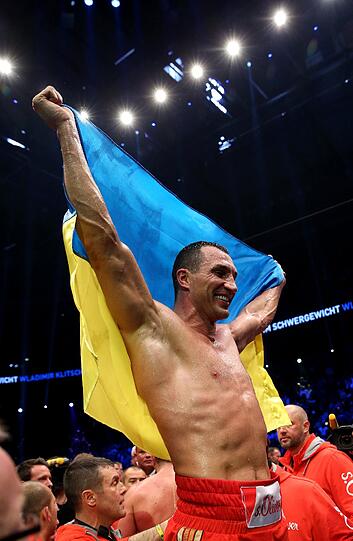 Klitschko feiert seinen überlegenen Sieg.