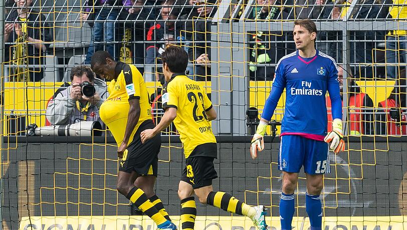 Dortmunds Adrian Ramos (l) steckt sich beim Torjubel zum 2:0 den Ball unter sein Trikot. Dortmunds Adrian Ramos (l) steckt sich beim Torjubel zum 2:0 den Ball unter sein Trikot.