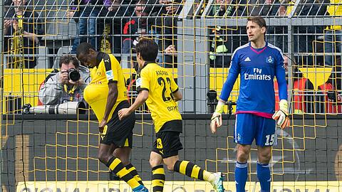 Dortmunds Adrian Ramos (l) steckt sich beim Torjubel zum 2:0 den Ball unter sein Trikot.