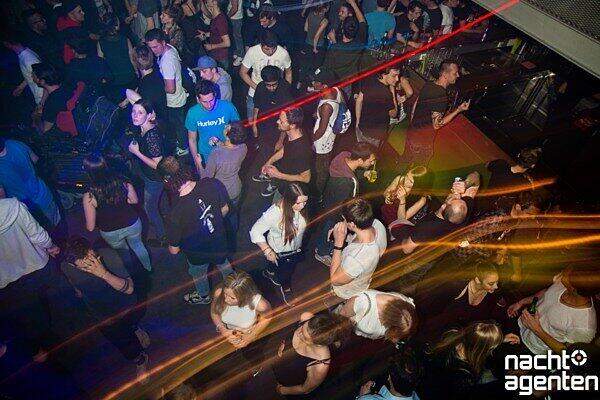 "Gute Laune Hoch 10" lautete das Motto im Ampere. Hoch 10 deshalb, weil insgesamt zehn Stunden lang gefeiert wurde und zehn 10 DJ's vor Ort waren.